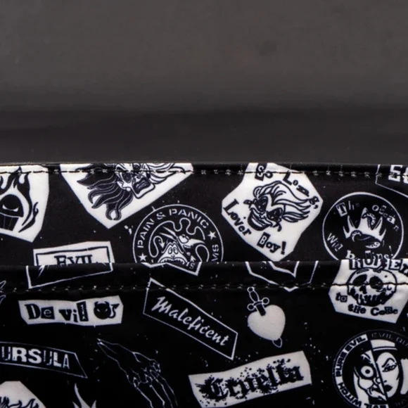 🎉❗️SALE❗️🎉LOUNGEFLY DISNEY VILLAINS CLUB POLAROID CROSSBODY PURSE - Picture 4 of 5